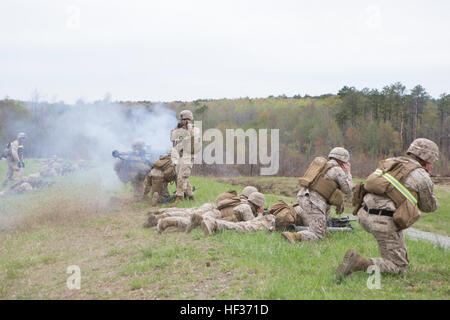 Ein US-Marine mit Fox Company, Battalion Landing Team 2/6, 26. Marine Expeditionary Unit (MEU), feuert eine Tracer Runde von einer Schulter startete Mehrzweck-Sturmgewehr im Laufe einer Infanterie Zug Schlacht bei Fort Pickett, VA., 15. April 2015. Fox Company führte den Kurs um Kampfbereitschaft in Vorbereitung auf mögliche reale Missionen zu verbessern. Die 26. MEU führt realistische urbane Trainings zur Vorbereitung für den Einsatz in der 5. und 6. Flotte Bereich Verantwortung noch in diesem Jahr. (US Marinecorps Foto von Cpl Jeraco Jenkins / 26. Marine Expeditionary Unit Kampf kam Stockfoto