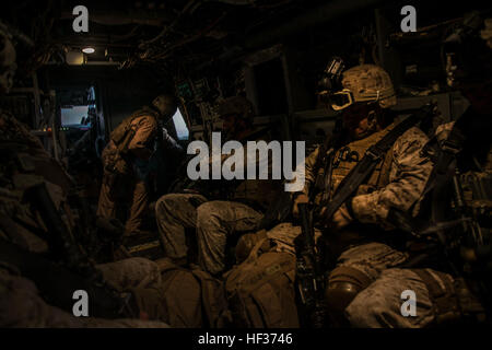 US-Marines mit Lima, Battalion Landing Team 3. Bataillon, 1. Marineregiment, 15. Marine Expeditionary Unit, fliegen in Richtung ihr Ziel ein MV-22 Osprey während Zertifizierung Übung (CERTEX) in Arizona 16. April 2015. Die Marines ausgeführt eine simulierte Langstrecke amphibische Razzia, die von der USS Essex (LHD-2) begann ab die Küste von San Diego zu einem Ziel in Arizona. (Foto: U.S. Marine Corps CPL Elize McKelvey/freigegeben) Amphibische nächtlichen Razzia vom See zum glänzenden E280A6 Arizona 150416-M-JT438-201 Stockfoto