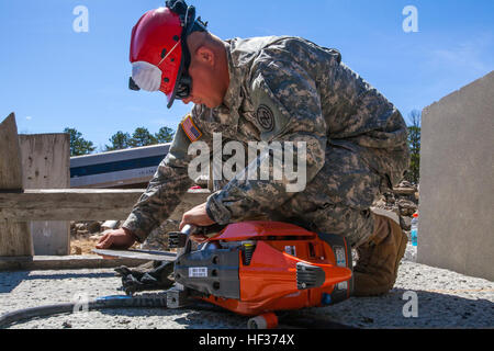 New Jersey, New York Army und Air National Guard führen eine Übung der Homeland Response Force auf der Joint Base McGuire-Dix-Lakehurst, New Jersey, durch und führen Notoperationen und den Umgang mit der Ausrüstung durch. Stockfoto