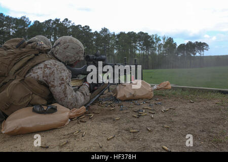 Ein US-Marine mit Golf Company, Battalion Landing Team 2/6, 26. Marine Expeditionary Unit (MEU), Zug Feuer auf Ziele mit ein mittlere Maschinengewehr M240B während eine Infanterie Schlacht Kurs am Fort Pickett, VA., 17. April 2015. Die 26. MEU und seine tragenden Elemente führen realistisches urban Training in der Vorbereitung für die Bereitstellung auf den 5. und 6. Flotte Bereichen Verantwortung noch in diesem Jahr. (Foto: U.S. Marine Corps CPL. Joshua W. Brown/freigegeben) Ich bin, sie mich sehen, ich bin unten, Battalion Landing Team 2-6 führt Infantry Platoon Schlacht Kurs 150417-M-AW179-204 Stockfoto