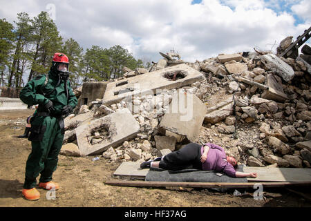 Ein Soldat der US-Armee National Guard zeichnet sich durch eine simulierte Opfer eines Unfalls während eines vollen Umfang Trainings mit mehr als 600 Armee und Luft Nationalgardisten aus New York, New Jersey und West Virginia am Joint Base McGuire-Dix-Lakehurst, New Jersey, 17. April 2015. (U.S. Air National Guard Foto von techn. Sgt. Matt Hecht/freigegeben) Nationalgarde führt Vollausschlag Übung auf gemeinsamer Basis MDL 150417-Z-NI803-260 Stockfoto