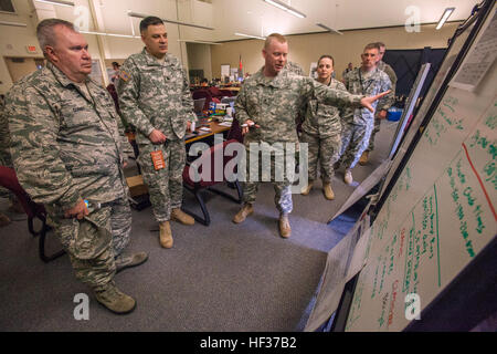 Major General Michael L. Cunniff, links, Adjutant Feneral von New Jersey, hört als Task-Force Soldaten Update ihn auf die volle Skala Heimat Reaktionskräfte mit Übungseinheiten aus New Jersey und New York Army und der Air National Guard am Joint Base McGuire-Dix-Lakehurst, New Jersey, 17. April 2015. Vom 14. bis 19. April 2015 beteiligt fast 600 New Jersey und New York Armee und Luft Nationalgardisten die gemeinsame Fortbildungsveranstaltung mit New Jersey Office of Emergency Management und New Jersey State Police Task Force 1. Die Truppen sind Teil einer regionalen Katastrophe Response Force trainiert, zu reagieren Stockfoto