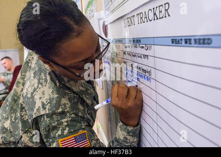 PFC. Joanne Howard, 27. Infanterie-Brigade Combat Team, New York Army National Guard, aktualisiert den Event Tracker während einem Endwert Heimat Response Force Übung mit Einheiten aus New Jersey und New York Army und der Air National Guard am Joint Base McGuire-Dix-Lakehurst, New Jersey, 17. April 2015. Vom 14. bis 19. April 2015 beteiligt fast 600 New Jersey und New York Armee und Luft Nationalgardisten die gemeinsame Fortbildungsveranstaltung mit New Jersey Office of Emergency Management und New Jersey State Police Task Force 1. Die Truppen sind Teil einer regionalen Katastrophe Response Force trainiert, um zu reagieren Stockfoto