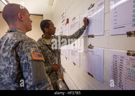 Sgt. Alan Nihill, links, Uhren als Spc. Kaman Mwaura, beide mit der 50. Infanterie Brigade Combat Team, New Jersey Army National Guard, aktualisiert den Event Tracker während einem Endwert Heimat Response Force Übung mit Einheiten aus New Jersey und New York Army und der Air National Guard am Joint Base McGuire-Dix-Lakehurst, New Jersey, 17. April 2015. Vom 14. bis 19. April 2015 beteiligt fast 600 New Jersey und New York Armee und Luft Nationalgardisten die gemeinsame Fortbildungsveranstaltung mit New Jersey Office of Emergency Management und New Jersey State Police Task Force 1. Die Truppen sind Bestandteil einer regi Stockfoto