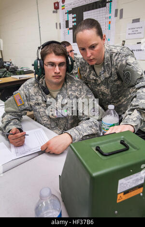 Überwachen Sie SPC. Daniel Jones, links, und Pfc. Kimberly Nolan, beide mit der 27. Infantry Brigade Combat Team, New York Army National Guard, eine gleichzeitige Besatzung Zugang Einheit, die alle Funkfrequenzen, während eine Vollaussteuerung Heimat Response Force Übung mit Einheiten aus New Jersey und New York Army und der Air National Guard auf gemeinsame Basis McGuire-Dix-Lakehurst, New Jersey, April 17 überwacht , 2015. Vom 14. bis 19. April 2015 nahmen fast 600 New Jersey und New York Armee und Luft Nationalgardisten in die gemeinsame Fortbildungsveranstaltung mit Office of Emergency Management New Jersey und New-Jersey Zustand-Pol Stockfoto