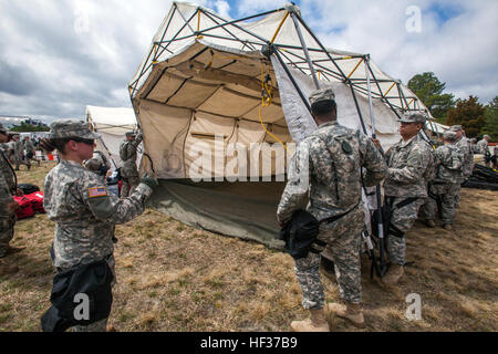 Soldaten der New York Army National Guard Zelte während einem Endwert Heimat Response Force Übung mit Einheiten aus New Jersey und New York Army und der Air National Guard am Joint Base McGuire-Dix-Lakehurst, New Jersey, 17. April 2015 einrichten. Vom 14. bis 19. April 2015 beteiligt fast 600 New Jersey und New York Armee und Luft Nationalgardisten die gemeinsame Fortbildungsveranstaltung mit New Jersey Office of Emergency Management und New Jersey State Police Task Force 1. Die Truppen sind Teil einer regionalen Katastrophe Response Force trainiert, zu einem chemischen, biologischen, radiologischen oder nuklearen Ereignis zu reagieren. T Stockfoto