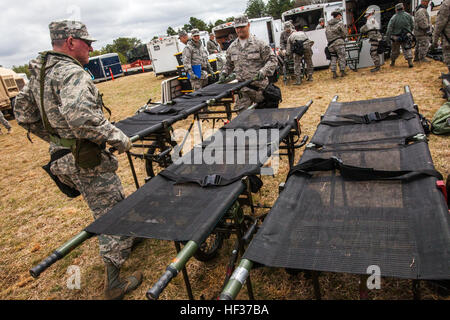 Flieger mit 107. Air Wing, New York Air National Guard, Praxisgemeinschaft einrichten Gurneys während einem Endwert Heimat Response Force Übung mit Einheiten aus New Jersey und New York Army und der Air National Guard am Joint Base McGuire-Dix-Lakehurst, New Jersey, 17. April 2015. Vom 14. bis 19. April 2015 beteiligt fast 600 New Jersey und New York Armee und Luft Nationalgardisten die gemeinsame Fortbildungsveranstaltung mit New Jersey Office of Emergency Management und New Jersey State Police Task Force 1. Die Truppen sind Teil einer regionalen Katastrophe Response Force ausgebildet zur Beantwortung einer chemischen, biologischen, Stockfoto