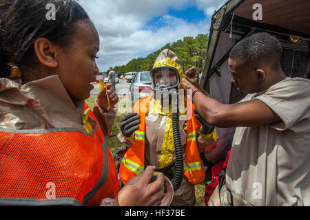 Soldaten mit der 2nd-113-Infanterie-Bataillon, 50. Infanterie Brigade Combat Team, New Jersey Army National Guard, versiegeln Schutzanzüge während ein Endwert Heimat Response Force Übung mit Einheiten aus New Jersey und New York Army und der Air National Guard am Joint Base McGuire-Dix-Lakehurst, New Jersey, 17. April 2015. Vom 14. bis 19. April 2015 beteiligt fast 600 New Jersey und New York Armee und Luft Nationalgardisten die gemeinsame Fortbildungsveranstaltung mit New Jersey Office of Emergency Management und New Jersey State Police Task Force 1. Die Truppen sind Teil einer regionalen Katastrophe Antwort f Stockfoto