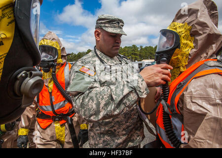 Medic Spc. Michael Torres, center, 2.-113 Infanteriebataillon, 50. Infanterie Brigade Combat Team, New Jersey Army National Guard, prüft den Schlauch ein Soldat Beatmungsgerätes bei einem Endwert Heimat Response Force Übung mit Einheiten aus New Jersey und New York Army und der Air National Guard am Joint Base McGuire-Dix-Lakehurst, New Jersey, 17. April 2015. Vom 14. bis 19. April 2015 beteiligt fast 600 New Jersey und New York Armee und Luft Nationalgardisten die gemeinsame Fortbildungsveranstaltung mit New Jersey Office of Emergency Management und New Jersey State Police Task Force 1. Die Truppen sind p Stockfoto