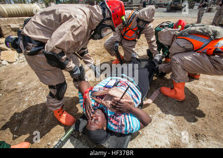 Soldaten der New York Army National Guard Gurt ein Rollenspieler auf einer Bahre während ein Endwert Heimat Response Force Übung mit Einheiten aus New Jersey und New York Army und der Air National Guard am Joint Base McGuire-Dix-Lakehurst, New Jersey, 17. April 2015. Vom 14. bis 19. April 2015 beteiligt fast 600 New Jersey und New York Armee und Luft Nationalgardisten die gemeinsame Fortbildungsveranstaltung mit New Jersey Office of Emergency Management und New Jersey State Police Task Force 1. Die Truppen sind Teil einer regionalen Katastrophe Response Force trainiert, um eine chemische, biologische, radiologische zu reagieren Stockfoto