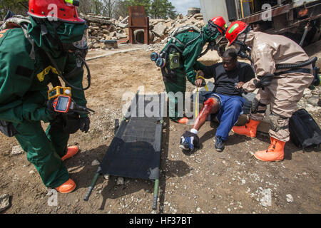 New York Army National Guard Soldaten unterstützen ein Rollenspieler auf einer Bahre während ein Endwert Heimat Response Force Übung mit Einheiten aus New Jersey und New York Army und der Air National Guard am Joint Base McGuire-Dix-Lakehurst, New Jersey, 17. April 2015. Vom 14. bis 19. April 2015 beteiligt fast 600 New Jersey und New York Armee und Luft Nationalgardisten die gemeinsame Fortbildungsveranstaltung mit New Jersey Office of Emergency Management und New Jersey State Police Task Force 1. Die Truppen sind Teil einer regionalen Katastrophe Response Force trainiert, um eine chemische, biologische, Radiologi reagieren Stockfoto