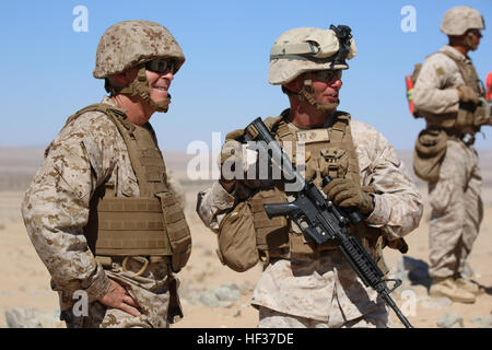 Major General George W. Smith Jr., links, Kommandierender general, Marine Corps Force Innovation Office, spricht mit Captain Raymond P. Kaster, Recht, Kompaniechef, Firma A, während eines Besuchs in Reihe 107, Marine Corps Air Ground Combat Center Twentynine Palms, Kalifornien, 18. April 2015. Ab Oktober 2014 bis Juli 2015 der GCEITF führen individuelle und kollektive Ebene Qualifizierungsmaßnahmen benannt Boden combat Arms berufliche Spezialitäten erleichtern die Standards basierende Beurteilung der körperlichen Leistungsfähigkeit der Marines in einer simulierten Betriebsumgebung, die Durchführung von bestimmten groun Stockfoto