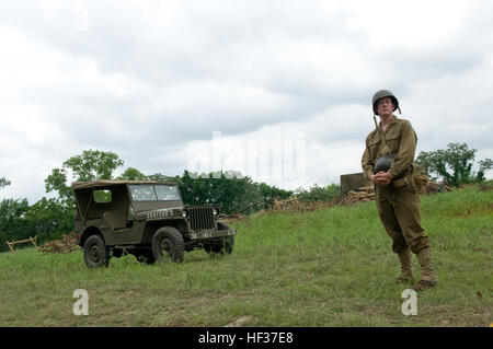 Eine amerikanische Weltkrieg Reenactor steht und wartet auf einen Kampf gegen die deutschen Reenactors für eine Menge von Austinites an der Texas militärische Kräfte Open House und Air Show am Camp Mabry 18. April 2015 nachspielen. Veranstaltungen wie diese helfen, ein besseres Verhältnis und Verständnis zwischen Texas Streitkräfte und die Austinites, die um den Pfosten Leben zu bilden. Texas Streitkräfte Hausmesse und Flugschau 150418-Z-PF319-086 Stockfoto