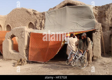 "Ahmad", ein 6-j hrige afghanischer Junge, wird von seinem Vater (links) und einem lokalen Mann nach an seinen Vater vom zurückgegebenen International Security Assistance Force Personal von Marine Expeditionary Brigade-Afghanistan am 3. Aug. begleitet.  Ahmad wurde während einer Aufständischen Raketenangriff nahe seinem Haus in Südafghanistan, verletzt, in denen Schrapnell fast sein Rückenmark durchtrennt und ließ ihn mit Heftklammern in seinem Nacken.  Ahmad Name wurde geändert, um seine Familie vor Taliban als Vergeltung für die Annahme von Hilfe von Koalitionstruppen zu schützen. ISAF-Fokus, geht es um Ahmad DVIDS193492 Stockfoto