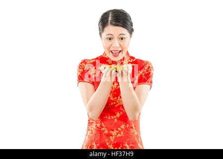 Frau aufgeregt halten viele Goldmünzen, die gerne ihren Mund für chinesisches Neujahr Geschenk Glück Geld zu öffnen. isoliert auf weißem Hintergrund. Gemischte Rassen asiatischen ch Stockfoto