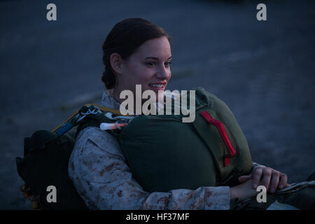 Lance CPL Samantha J. Vanderpool, ein Luft-Lieferung-Spezialist mit Luft Lieferung Zug, 2. Transport Support Battalion und ein Eingeborener von Sunbury, Pennsylvania, bereitet sich auf eine Nacht springen und Fracht-Tropfen an Bord Camp Lejeune, North Carolina, 21. April 2015 ausüben. Das Gerät zusammen mit Marines von Bravo Company, 2. Bataillon des Radio durchgeführt die vierteljährlichen Nachtbetrieb um Marines praktische Erfahrungen im wesentlichen Ausrüstung geben und Lieferungen an Bodeneinheiten für Nachschub Missionen. (U.S. Marine Corps Foto von Lance Cpl. Fatmeh Saad/freigegeben) Luft Lieferung Zug führt Nacht Tropfen; Marines verdienen gold Flügel 1 Stockfoto