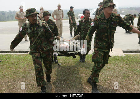 090806-M-0353S-031 BINTURAN, Brunei (9. August 2009) US-Marines und Royal Brunei Land-Kräfte tragen einen simulierten Unfall während eines flott Bereitschaft Zusammenarbeit und Ausbildung (CARAT) Brunei 2009 humanitäre und Disaster Relief Trainings. Karat ist eine Reihe von bilateralen Übungen jährlich in Südost-Asien zu stärken Beziehungen und die Einsatzbereitschaft der beteiligten Kräfte. (Foto: U.S. Marine Corps CPL Dustin Schalue/freigegeben) US Navy 090806-M-0353S-031 US-Marines und Royal Brunei Land-Kräfte tragen einen simulierten Unfall während einer Zusammenarbeit flott Bereitschaft und Tr Stockfoto