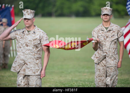 US-Marines, 1st Sgt David M. White, links, Firma First Sergeant und Pfc. Luis J. DeLeon, sowohl mit Firma Delta (Delta Co.), Training Infanteriebataillon, Schule der Infanterie-Ost, präsentieren Arme, während die Delta Co. Abschlussfeier am Camp Geiger, N.C., 23. April 2015. Die Marines von Delta Co. neun Wochen-Kurs im Rahmen ihrer letzten Etappe der militärischen Grundausbildung abgeschlossen und Einheiten in die Bedienkräfte zugeschickt werden. (Foto: U.S. Marine Corps Lance Cpl. Andrew Kuppers, SOI-Osten bekämpfen Kamera/freigegeben) Delta Co. Abitur ITB 150423-M-NT768-003 Stockfoto