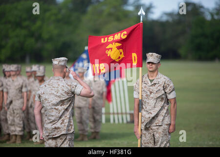 US Marine Corps 1st Sgt David M. White, Firma First Sergeant, links, Firma Delta (Delta Co.) Infanterie Training Bataillon, Schule der Infanterie-Ost, während die Nationalhymne bei der Delta-Co.-Abschlussfeier am Camp Geiger, N.C., 23. April 2015 salutiert. Die Marines von Delta Co. neun Wochen-Kurs im Rahmen ihrer letzten Etappe der militärischen Grundausbildung abgeschlossen und Einheiten in die Bedienkräfte zugeschickt werden. (Foto: U.S. Marine Corps Lance Cpl. Andrew Kuppers, SOI-Osten bekämpfen Kamera/freigegeben) Delta Co. Abitur ITB 150423-M-NT768-004 Stockfoto