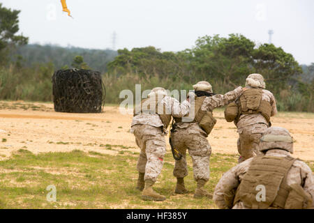 US-Marines mit Landung Unterstützung Platoon, Bekämpfung der Logistik Bataillon 31 (CLB), 31. Marine Expeditionary Unit (MEU), durchführen eine Hubschrauber-Support-Team (HST)-Übung mit einem US-Marine MV-22 Osprey von Marine Medium Tiltrotor Squadron 262 (VMM), auf Lager Hansen, Okinawa, Japan. Die Marines von CLB-31 führen HST training zur Vorbereitung der 31. MEU baldige Entsendung der Asien-Pazifik-Region. (Foto: U.S. Marine Corps von Lance CPL Brian Bekkala/freigegeben) CLB-31 Hubschrauber-Support-Team 150424-M-GR217-077 Stockfoto