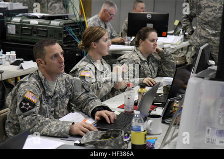 Soldaten mit Task Force 38 Monitor eingehende Kommunikation bei einer lebhaften Reaktion trainieren Sie im Camp Atterbury in der Nähe von Edinburgh, ind., Freitag, 24. April 2015. (Foto von Sgt. Brandon Ames, 126. Press Camp Sitz, Michigan National Guard) Zyklon-Division abgeschlossen ist lebendige Antwort Übung bereit für Katastrophenhilfe Mission 150424-Z-HD557-006 Stockfoto