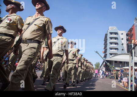 Soldaten mit der australischen Armee marschieren in Australien und New Zealand Army Corps Day Parade 25 April in Darwin, Northern Territory, Australien. ANZAC Day erinnert an die Landung der australischen und neuseeländischen Truppen auf der Halbinsel Gallipoli 25. April 1915. Dieses Jahr markiert den 100. Jahrestag der Landung. Marines mit der Marine Drehkraft – Darwin nahm an den Feierlichkeiten durch Handauflegen Ehrenmal einen Kranz nieder und marschieren in Paraden. MRF-D ist eine ausgezeichnete Gelegenheit, unser Wissen über einander die Bräuche und Traditionen, die letztlich unser Militär in Stärken zu verbessern Stockfoto