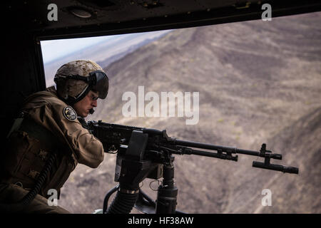 US Marine Corps SGT David J. Herwig, ein Crewchef zugewiesen, Marine Licht Angriff Hubschrauber Geschwader (HMLA) 267, feuert eine M - 240G von einem UH-1Y Venom für die letzte Übung 3 während Waffen und Taktiken Instructor Kurs (WTI) Kurs 2-15 in der Nähe von Yuma, Arizona, 25. April 2015. WTI ist eine sieben-Wochen-Veranstaltung hosted by Marine Aviation Waffen und Taktiken Squadron One (MAWTS-1) Kader. MAWTS-1 bietet standardisierte taktische Ausbildung und Zertifizierung von Einheit Kursleiter Qualifikationen zur Unterstützung der Marine Aviation Training und Bereitschaft und hilft bei der Entwicklung und Einsatz von Luftfahrt-Waffen und Taktiken. (US-Ma Stockfoto