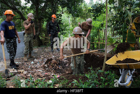 Philippinische und US Marine Seabees Schaufel Erde verwendet, um einen Bürgersteig Basis 28.April in Dona Mercedes Elementary School in Guinobatan, Provinz Albay, Philippinen bauen. Die Bau- und Renovierungsarbeiten sind eine der fünf Projekte, die durch das engineering Bürgerbeteiligung-Programm als Teil Balikatan ausüben, einer jährlichen bilateralen Übung und humanitäre Hilfe Engagement zwischen der philippinischen und amerikanischen Streitkräfte, die konzentriert sich auf die Verbesserung der Interoperabilität und Stärkung der Partnerschaft der beiden alliierten Länder abgeschlossen wird. Die US-Marine Seabees sind mit Marine-Mobile Stockfoto