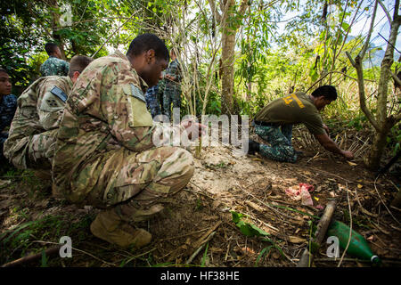 Philippinische Marine CPL. Jason Tallud mit Battalion Landing Team 4, 3. Marine-Brigade, zeigt US Army Staff Sgt Jerome Holland, combat Medic mit Civil Affairs Team 742, Delta Company, 97. Civil Affairs-Bataillon, wie erstelle ich eine Schlinge im Dschungel Überlebenstraining in Puerto Princesa auf der Insel Palawan, Philippinen, während des Trainings Balikatan 2015, April 28 trap. Die Dschungel-Überlebenstraining, lehrte von philippinischen Marine Corps wurde gehalten, um militärische Mitglieder beauftragen sowie Techniken effektiver zu werden, wenn die Anpassung an die Umgebung. (U.S. Marine Corps Foto Stockfoto