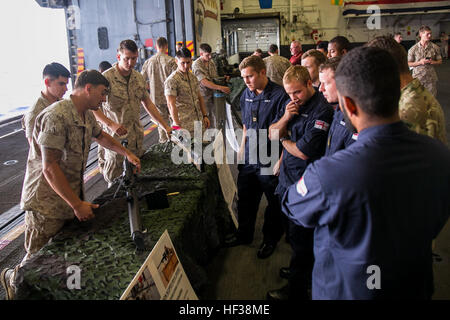 U.S. Marine Corps Lance Cpl. Charlie Wheeler, Recht, einen motor Transport Operator mit der 22. Marine Expeditionary Unit (MEU) gibt eine Darstellung auf dem M2 Kaliber.50 Maschinengewehr zur britischen Royal Navy Matrosen mit der HMS Lancaster während einer Tour auf dem amphibischen Angriff Schiff USS Wasp (LHD-1) während Sie auf See 30. April 2015. Marines und US Navy Matrosen mit der 22. MEU vom Marine Corps Base Camp Lejeune, North Carolina, nahmen an Navy Week 2015 in New Orleans vom 23. bis zum 29. April und Flotte Woche Port Everglades, Florida, Mai 4-10. Marine-Woche zielte, die Stärke und Capabi präsentieren Stockfoto