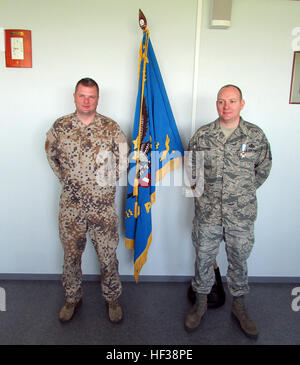 US Air Force Master Sgt. Thomas Frutos steht mit lettischen Generalmajor Vilnis Metlans nach Frutos Award des lettischen National Armed Forces Air Force Commander Award of Honor, Grad 3, in Lielvarde, Lettland, 30. April 2015. Frutos erhält die 217. Air Operations Group, Michigan Air National Guard, Sitz in Battle Creek, Michigan, und ist das erste Mitglied der US-Streitkräfte, die lettischen Auszeichnung erhalten. Er wurde für seine Expertise im Luftraummanagement, führte in einem Brief des Abkommens zwischen der lettischen Civil Aviation Authority und der lettischen militärische erstellen militärische tr anerkannt Stockfoto