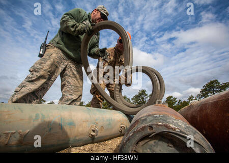 Master Sergeant Dustin Heines, links, 514. Air Mobility Wing Explosive Ordnance Entsorgung (EOD), Air Force Reserve Command, gemeinsame Basis McGuire-Dix-Lakehurst, New Jersey, und Staff Sgt Joe Coates, 177. Fighter Wing EOD, New Jersey Air National Guard, entrollen explosive schneiden Band (ECT) während einer gemeinsamen Render sicheren Betrieb mit EOD-Flieger aus der 177. und 514th, Abteilung 1, Warren Grove Gunnery Range , N.j., 1. Mai 2015. Die ECT wird verwendet, um durch leer und konkrete Kampfmittel zu schneiden. Ab dem 28. April 2015, EOD-Flieger abgerufen alle Kampfmittel, die an der Strecke im vergangenen Jahr fiel ein Stockfoto