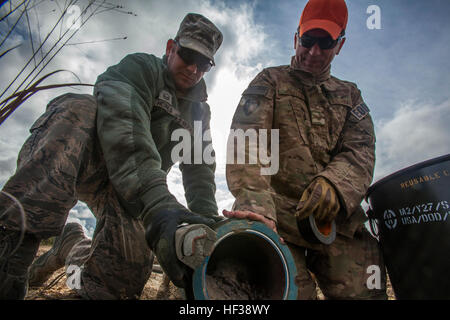 Master Sergeant Dustin Heines, links, 514. Air Mobility Wing Explosive Ordnance Entsorgung (EOD), Air Force Reserve Command, gemeinsame Basis McGuire-Dix-Lakehurst, New Jersey, und Staff Sgt Joe Coates, 177. Fighter Wing EOD, New Jersey Air National Guard, Wrap explosive schneiden Band längs um eine inerte BDU-50, 500-Pfund-Praxis Bombe während einer gemeinsamen Render sichere Operation mit EOD-Flieger aus der 177. und die 514th , bei Ablösung 1, Warren Grove Gunnery Range, N.J., 1. Mai 2015. Die ECT wird verwendet, um durch leer und konkrete Kampfmittel zu schneiden. Ab dem 28. April 2015, EOD-Flieger abgerufen alle Kampfmittel th Stockfoto