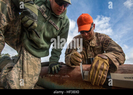 Master Sergeant Dustin Heines, Uhren links, 514. Air Mobility Wing Explosive Ordnance Entsorgung (EOD), Air Force Reserve Command, gemeinsame Basis McGuire-Dix-Lakehurst, New Jersey, Staff Sgt Joe Coates, 177. Fighter Wing EOD, New Jersey Air National Guard, schneiden Sie explosive schneiden Band während einer gemeinsamen Render sichere Operation mit EOD-Flieger aus der 177. und 514th, Abteilung 1, Warren Grove Gunnery Range , N.j., 1. Mai 2015. Die ECT wird verwendet, um durch leer und konkrete Kampfmittel zu schneiden. Beginnend am 28. April 2015, EOD-Flieger der Artillerie, die an der Strecke im vergangenen Jahr und auf abgeworfen wurde abgerufen Stockfoto