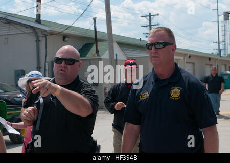 Chad Ledington, Louisville Metro Police Department und Oberstleutnant Rob Larkin, Executive Officer für die Lexington Feuerwehr Special Operations, Überblick über die Massen in Churchill Downs für das 141. Kentucky Derby in Louisville, Kentucky, 2. Mai 2015. Ledington und Larkin gehörten eine gemeinsame gefährliche Assessment-Team, die das Gelände auf chemische, biologischen, radiologischen und nuklearen Bedrohungen überwacht. (Foto: Staff Sgt David Bolton, Public Affairs Specialist, 133. Mobile Public-Affairs-Abteilung, Kentucky Army National Guard) Kentucky Guard Einheit ein "Kraft-Maximizer" für Derby 1505 Stockfoto