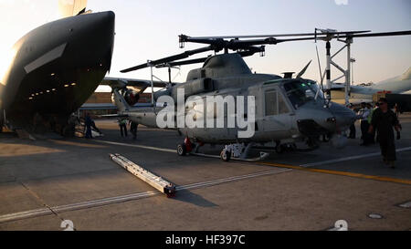 US-Marines entladen eine UH-1Y Huey aus einer Boeing c-17 Globemaster III auf Tribhuvan International Airport in Kathmandu, Nepal, 3.Mai. Marines brachte eine Huey, Werkzeuge und Geräte zur Unterstützung der Regierung von Nepal. Die nepalesische Regierung verlangt die US-Regierung Hilfe nach eine Erdbeben der Stärke 7,8 ihres Landes, April 25 geschlagen. Die Marines sind mit Marine Light Attack Helicopter Squadron 469, Marine Air Gruppe 36, 1. Marine Aircraft Wing, III. Marine Expeditionary Force. (U.S. Marine Corps Foto von Lance CPL Mandaline Hatch/freigegeben) US-Marine Flugzeuge kommen in Kathmandu zu suppo Stockfoto