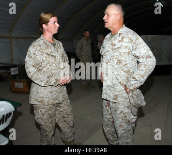 Generalleutnant Dennis J. Hejlik, Recht, den kommandierenden General der II. Marine Expeditionary Force, im Gespräch mit Captain Amy Upton, Operationsoffizier für Bekämpfung von Logistik-Bataillon 22, 22. Marine Expeditionary Unit, an Bord Camp Buehring, Kuwait 19. August 2009. Die 22. MEU ist an Land Sustainment Trainings in Kuwait und dient derzeit als das Theater behalten uns Kraft für US Central Command. II MEF Kommandierender general besucht 22. MEU Marines in Kuwait DVIDS197262 Stockfoto