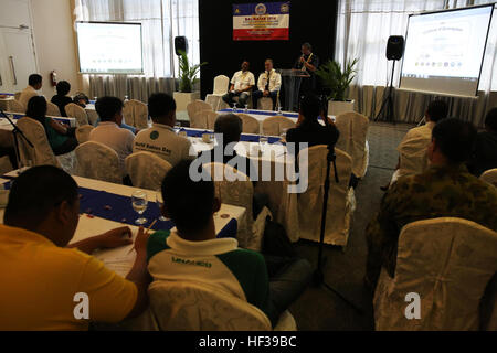 Philippinische Armee Major General Joselito P. Avancena gibt einleitenden Bemerkungen 5 Mai vor einem Balikatan 2014 Medical Symposium in Legazpi City, Provinz Albay, Philippinen. Lautsprecher bei dem Symposium sprach zu Themen wie gemeinsame Krankheiten in der Region, das Niveau von Bewusstsein, Verständnis und Methoden zur Verringerung und Vorbeugung von das neuen und unbekannte Bedrohungen zu erhöhen. Das Symposium war Teil der Übung Balikatan, einer jährlichen bilateralen Übung und humanitäre Hilfe Engagement zwischen Mitgliedern der der philippinischen und amerikanischen Streitkräfte, die konzentriert sich auf Stärkung der Bindung zwischen den l Stockfoto