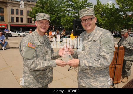 Ein Mitglied der Nationalgarde von North Dakota erhält den Preis „Reserve Component Army Band Soldier of the Year“, in dem herausragende Leistungen unter den Mitgliedern der Garde und Reserve-Band gewürdigt werden. Stockfoto