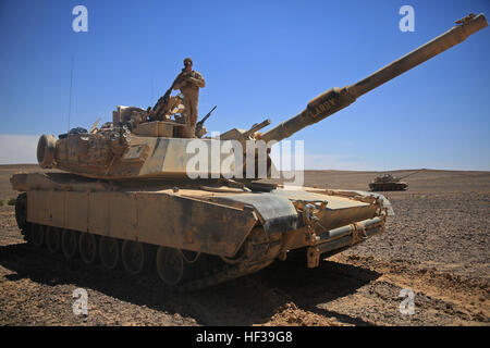 Ein M1A1 Abrams Kampfpanzer mit Kilo Company, Battalion Landing Team 3. Bataillon, 6. Marineregiments 24. Marine Expeditionary Unit, wartet in der Vorbereitung für eine live-Feuer-Übung im Rahmen der Übung eifrig Lion 2015 in Jordanien, 6. Mai 2015. Eager Lion ist eine wiederkehrende multinationalen Übung entwickelt, um Stärken zu militärischer Beziehungen zwischen Partnerstaaten und regionale Sicherheit und Stabilität. Die 24. MEU ist auf den Schiffen der Iwo Jima amphibisches bereit Gruppe in Angriff genommen und eingesetzt, um die Aufrechterhaltung der regionalen Sicherheit in den USA 5. Flotte Einsatzgebiet. (US-Marine Stockfoto