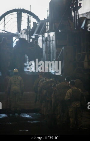 Marines mit dem 24. Marine Expeditionary Unit bereiten ein Luftkissen Landungsboot im Brunnen Deck amphibious Transport Dock Schiff USS New York (LPD-21) zur Teilnahme an bilateralen Training mit den Franzosen, 6. Mai 2015 an Bord. Die 24. MEU ist auf den Schiffen der Iwo Jima amphibisches bereit Gruppe begonnen und wird bereitgestellt, um die Aufrechterhaltung der regionalen Sicherheit in den USA 5. Flotte Einsatzgebiet. (Foto: U.S. Marine Corps CPL. Todd F. Michalek/freigegeben) US Marines trainieren neben französischen Streitkräfte in Dschibuti 150506-M-YH418-007 Stockfoto