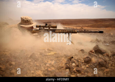 Corporal Drew Eyre, ein Scout Sniper mit Waffen Firma, Battalion Landing Team 3. Bataillon, 6. Marine Regiment, 24. Marine Expeditionary Unit, feuert ein M107 spezielle Anwendung Rahmen Gewehr oder SASR, während eine bilaterale live-Feuer-Übung mit der jordanischen Armee während üben eifrig Lion 2015 in Jordanien, 7. Mai 2015. Eager Lion ist eine wiederkehrende multinationalen Übung sollen zu militärischer Beziehungen stärken, Interoperabilität zwischen Partnernationen zu erhöhen und verbessern die regionale Sicherheit und Stabilität. Die 24. MEU ist auf den Schiffen der Iwo Jima amphibisches R begonnen. Stockfoto