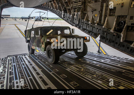 Soldaten mit den Headquarters und Headquarters Company, 50. Infanterie Brigade Combat Team, New Jersey Army National Guard, laden einen Humvee auf einer c-17 Globemaster III aus der New York Air National Guard 105. Airlift Wing während einer Bereitstellung Übung am Joint Base McGuire-Dix-Lakehurst, New Jersey, 11. Mai 2015. Die Übung, Teil der Einheit jährliche Ausbildung, war, die Transport-Leistungsfähigkeit des 50. IBCT testen. (U.S. Air National Guard Foto von Master Sergeant Mark C. Olsen/freigegeben) NJNG laden, Fahrzeuge und Soldaten am c-17-150511-Z-AL508-044 Stockfoto