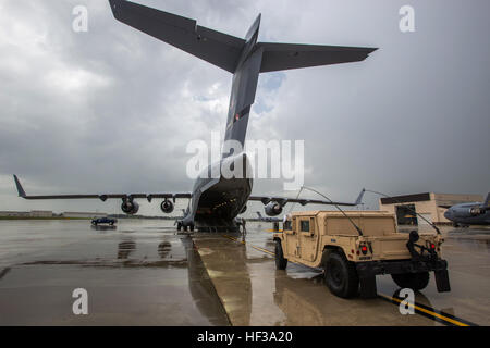 Soldaten mit den Headquarters und Headquarters Company, 50. Infanterie Brigade Combat Team, New Jersey Army National Guard, laden einen Humvee auf einer c-17 Globemaster III aus der New York Air National Guard 105. Airlift Wing während einer Bereitstellung Übung am Joint Base McGuire-Dix-Lakehurst, New Jersey, 11. Mai 2015. Die Übung, Teil der Einheit jährliche Ausbildung, war, die Transport-Leistungsfähigkeit des 50. IBCT testen. (U.S. Air National Guard Foto von Master Sergeant Mark C. Olsen/freigegeben) NJNG laden, Fahrzeuge und Soldaten am c-17-150511-Z-AL508-058 Stockfoto