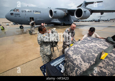 Soldaten mit den Headquarters und Headquarters Company, 50. Infanterie Brigade Combat Team, New Jersey Army National Guard, persönliche Ausrüstung auf eine c-17 Globemaster III aus der New York Air National Guard 105. Airlift Wing während ein Bereitstellung-Übung am Joint Base McGuire-Dix-Lakehurst, New Jersey, 11. Mai 2015 laden. Die Übung, Teil der Einheit jährliche Ausbildung, war, die Transport-Leistungsfähigkeit des 50. IBCT testen. (U.S. Air National Guard Foto von Master Sergeant Mark C. Olsen/freigegeben) NJNG laden, Fahrzeuge und Soldaten am c-17-150511-Z-AL508-084 Stockfoto