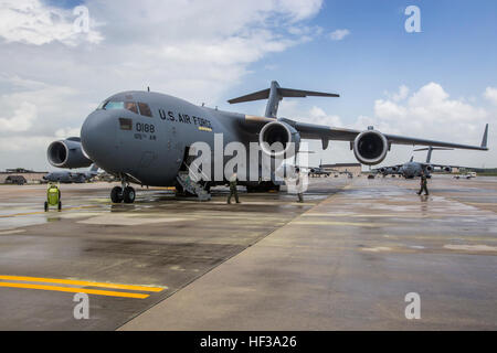 Zusammenarbeiten mit dem 105. Airlift Wing, New York Air National Guard, führen Sie einen abschließenden Spaziergang durch, nachdem Soldaten und Fahrzeuge mit den Headquarters und Headquarters Company, 50. Infanterie Brigade Combat Team, New Jersey Army National Guard, während ein Bereitstellung-Übung am Joint Base McGuire-Dix-Lakehurst auf eine c-17 Globemaster III von der New York Air National Guard 105. Airlift Wing geladen wurden , N.j., 11. Mai 2015. Die Übung, Teil der Einheit jährliche Ausbildung, war, die Transport-Leistungsfähigkeit des 50. IBCT testen. (U.S. Air National Guard Foto von Master Sgt. Mark C. Olsen/Rel Stockfoto