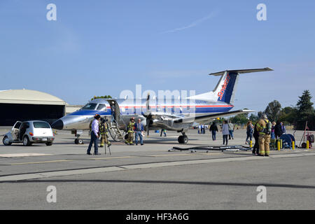 US Air Force Feuerwehrleute, die 144. Bauingenieur-Geschwader zugewiesen teilnehmen in 2015 Fresno Yosemite International Flughafen Triennale Full-Scale Ausübung Mai 13, wo sie die Möglichkeit, mit verschiedenen lokalen Agenturen um die Clovis und Fresno Feuerwehren, Fresno Flugzeuge Rettung und Brandbekämpfung, Fresno Flughafen Ersthelfer, Hausverwaltung und Rettungsdienst zu arbeiten hatten. (Air National Guard Foto von Senior Airman Klynne Pearl Serrano/freigegeben) 144. FW beteiligt sich an gemeinsamen Training mit Fresno Einsatzkräfte 150513-Z-AH559-003 Stockfoto