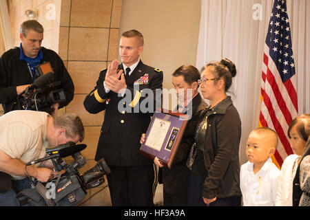 Major General Kent Savre, Fort Leonard Wood Kommandierender general, stellt Pfc. Kham Xiong Mutter und Vater mit seinem lila Herzen während einer Zeremonie 14. Mai 2015, in St. Paul, Minnesota Xiong war einer der 13 Personen getötet 5. November 2009, bei einem shooting in Fort Hood, Texas. (Foto: US Army National Guard Sgt. 1. Klasse Ben Houtkooper) Fort Hood schießen Opferfamilie erhält posthume Purple Heart ausgezeichnet 150514-Z-BC699-011 Stockfoto