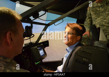 Gouverneur Pat McCrory spricht mit Army Chief Warrant Officer 4 Chris Wilson über den Apache Longbow Trainer, während seines Besuchs zu North Carolina National Guard, Army Aviation Support Facility #1 in Morrisville, NC, Jan. 10. McCrory als NCNGs Oberbefehlshaber wollte mehr über die Fähigkeiten und Bedürfnisse seiner 12.000 Soldaten und Piloten als operative Kraft erfahren.   (US Army National Guard Foto von Captain Matthew Boyle, North Carolina Nationalgarde Public Affairs/freigegeben) NC-Guard Kommandant besucht seine Truppen am Bohrer 140110-Z-AE474-020 Stockfoto