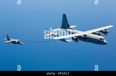 Zwei spanische Marine Harriers fliegen hinter ein US-Marine KC-130J von Special-Purpose Marine Air-Ground Task Force Krise Antwort-Afrika während einer Luftbetankung vor der Küste von Spanien 15. Mai 2015. Die Harriers absolvierte eine Reihe von Anbindungen mit der KC-130J Betankung Linien, die beiden Gruppen Fähigkeit einander Unterstützung bei bilateralen Geschäften zu schärfen. (U.S. Marine Corps Foto von Sgt. Paul Peterson/freigegeben) US-Marines Kraftstoff Partnerschaft mit spanischen zwingt Tausende von Füßen in der Luft 150515-M-ZB219-486 Stockfoto